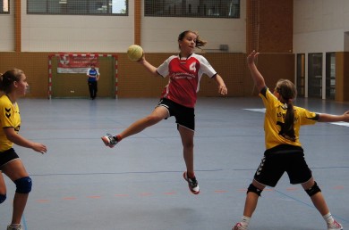 Anne hat die Lücke in der Abwehr gesehen.