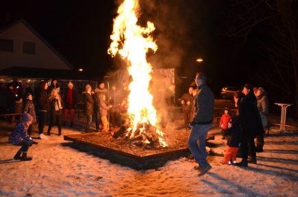 Verbrannt wurden vor allem die eingesammelten Bäume von Vereinsmitgliedern und Freunden