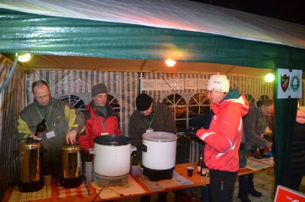 Auch Frank und Uwe kümmern sich um trockene Kehlen bei kalten Temperaturen